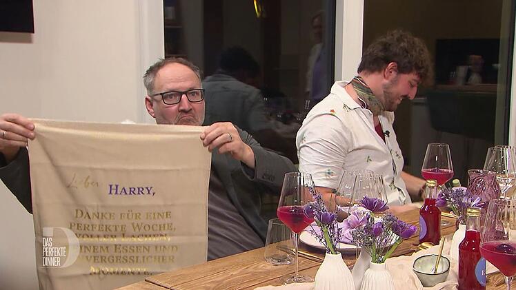 Harry (links) und David sind vom Gastgeschenk schwer beeindruckt.