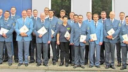 Der Bundestagsabgeordnete Hans Michelbach überreichte an eine große Zahl von Mitgliedern des Coburger THW die Einsatzmedaille "Fluthilfe 2013". Foto: THW Coburg