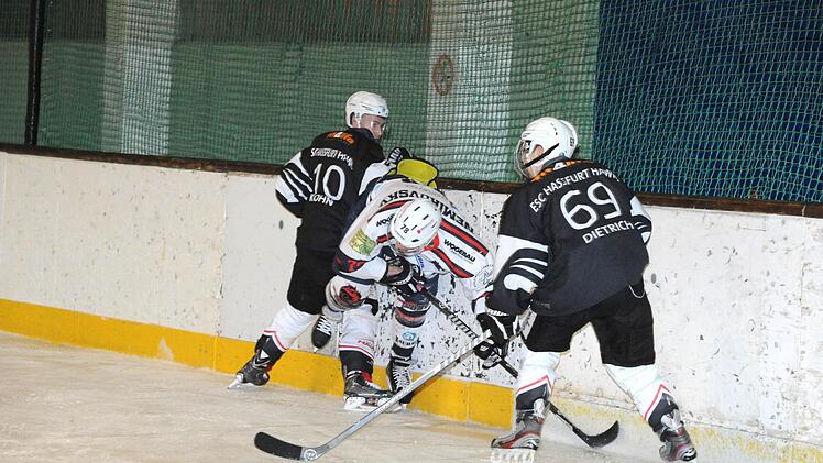 Derbyzeit: Szene aus dem Spiel der Kissinger Wölfe gegen den ESC Haßfurt. Foto: Hopf