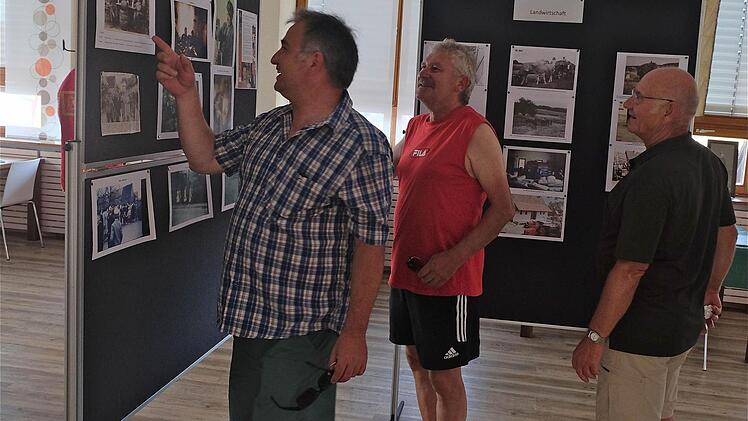 Viele Erinnerungen wurden bei der Ausstellung historischer Fotos und Gegenstände im alten Rathaus wach. Foto: Gerd Schaar