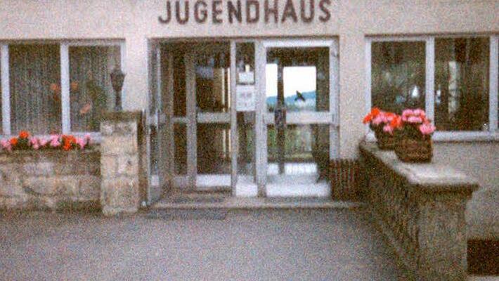 Am 27. Oktober 1956 weiht Bischof Julius Döpfner das "Jugendhaus Volkersberg" ein. Foto: Haus Volkersberg