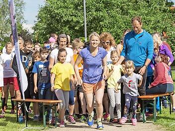 B&uuml;rgermeister Heinz Richter (re.) gab den Startschuss f&uuml;r etwa 300 Teilnehmer des Neunkirchener Spendenlaufs. Foto: Martin Walz
