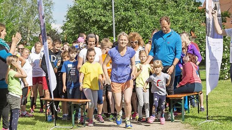 B&uuml;rgermeister Heinz Richter (re.) gab den Startschuss f&uuml;r etwa 300 Teilnehmer des Neunkirchener Spendenlaufs. Foto: Martin Walz