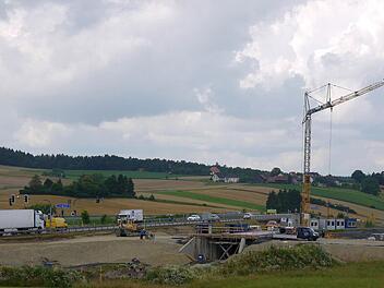 Mehr geht nicht: Das Teilstück zwischen der B 303 und dem Ebersdorfer Gewerbegebiet darf als Vorwegmaßnahme gebaut werden, doch beim restlichen Abschnitt der Ebersdorfer Umgehung gibt es Probleme mit dem Vergabeverfahren. Die Folge: das Projekt liegt auf Eis. Foto: Berthold Köhler