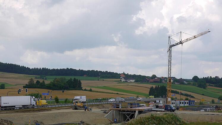 Mehr geht nicht: Das Teilstück zwischen der B 303 und dem Ebersdorfer Gewerbegebiet darf als Vorwegmaßnahme gebaut werden, doch beim restlichen Abschnitt der Ebersdorfer Umgehung gibt es Probleme mit dem Vergabeverfahren. Die Folge: das Projekt liegt auf Eis. Foto: Berthold Köhler