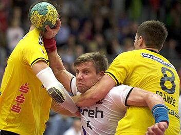 Einen Monat nach seinem 40. Geburtstag gab Margots Valkovskis (am Ball) sein Comeback im Trikot des HSC Bad Neustadt. Foto: Anand Anders