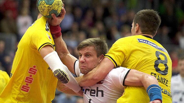 Einen Monat nach seinem 40. Geburtstag gab Margots Valkovskis (am Ball) sein Comeback im Trikot des HSC Bad Neustadt. Foto: Anand Anders