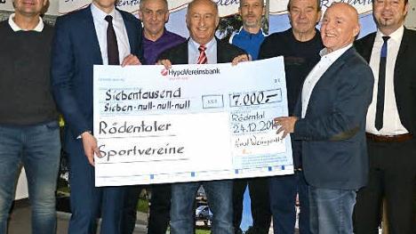Spende f&uuml;r den Fu&szlig;ballnachwuchs in R&ouml;dental (von links): Ralf Schopf, Marco Steiner, Dieter Krausa, Jochen Lieb, Michael Weinhold, G&uuml;nther Schaller, Horst Weingarth und Alexander Gross Foto: Rainer Lutz
