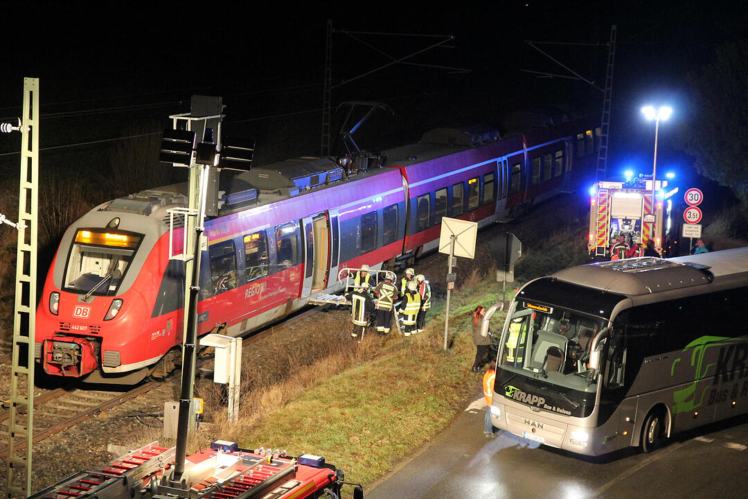 Fußgänger von Regionalbahn erfasst und schwer verletzt - Feuerwehr muss Passagiere evakuieren