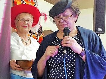 Maria Berberich nahm kritisch Gottesdienstbesucher unter die Lupe. Links mit dem Weihwassergefäß Bruni Renk.  Foto: Gerd Fleischmann