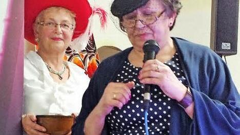 Maria Berberich nahm kritisch Gottesdienstbesucher unter die Lupe. Links mit dem Weihwassergefäß Bruni Renk.  Foto: Gerd Fleischmann