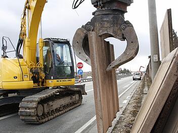 Die alte Lärmschutzwand war nur halb so hoch wie die neue, die bis zur Jahresmitte in Baiersdorf errichtet wird.  Fotos: Josef Hofbauer