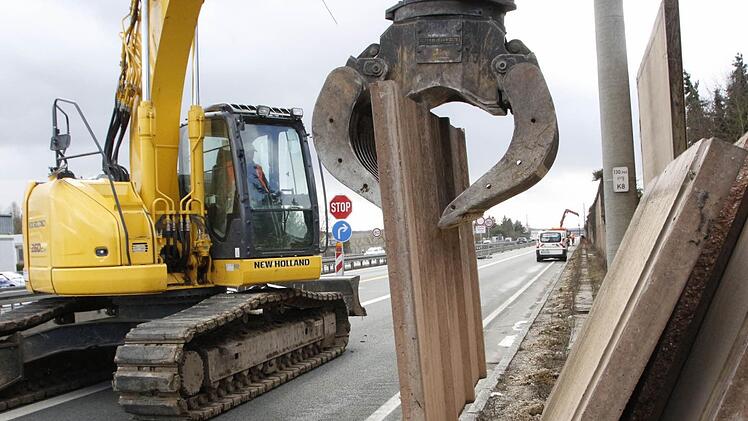 Die alte Lärmschutzwand war nur halb so hoch wie die neue, die bis zur Jahresmitte in Baiersdorf errichtet wird.  Fotos: Josef Hofbauer