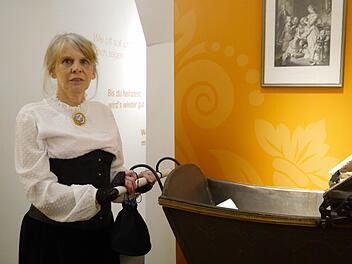Die neu konzipierte Kostümführung mit "Kinderfrau Emma" (Barbara Hadzic) erzählt vom Leben Friedrich Rückerts in den Räumen des Coburger Puppenmuseums. Die Angebote zum Rückertjahr seien generell gut angenommen worden, berichteten die Leiterinnen von Stadtbücherei, Brigittte Maisch, und Puppenmuseum, Christine Spiller. Foto: CT-Archiv