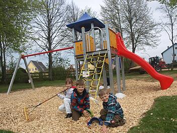 Ab sofort können sich die Kinder auf dem Oerlenbacher Spielplatz in der Dr.-Werner-Straße austoben, nachdem eine neue Gerätekombination aufgestellt wurde. Foto: Stefan Geiger