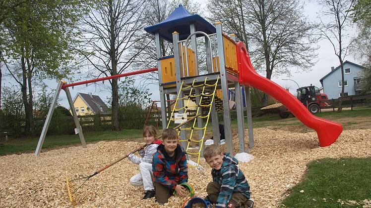 Ab sofort können sich die Kinder auf dem Oerlenbacher Spielplatz in der Dr.-Werner-Straße austoben, nachdem eine neue Gerätekombination aufgestellt wurde. Foto: Stefan Geiger