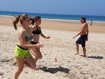 Die TSH-Athleten Stefanie Wittwer (li.), Anna Dupke und Timo Kaufmair zeigen, dass der Strand nicht nur zum Faulenzen da ist. Fotos: privat