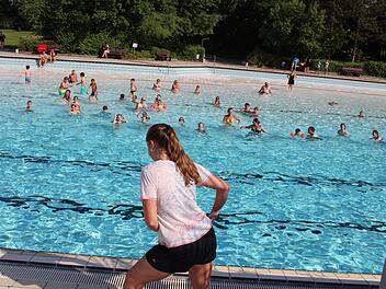 Trainerin Natalie Hofmann macht die Bewegungen vor und im Wasser machen die Besucher des H&ouml;chstadter Freibads spontan mit, so gut sie k&ouml;nnen. Foto: Jann Weckel
