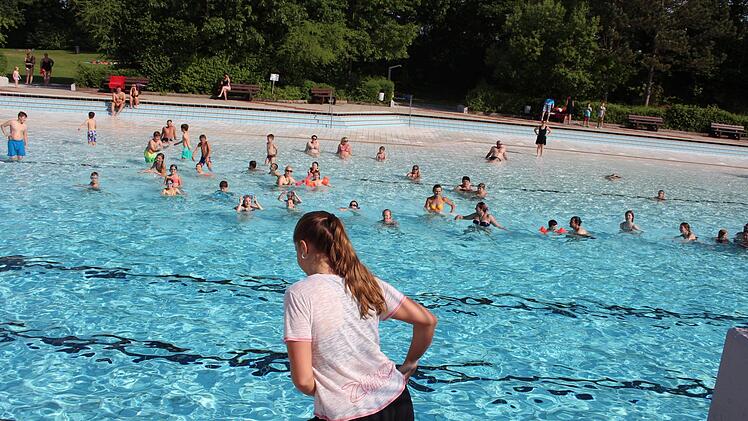 Trainerin Natalie Hofmann macht die Bewegungen vor und im Wasser machen die Besucher des H&ouml;chstadter Freibads spontan mit, so gut sie k&ouml;nnen. Foto: Jann Weckel