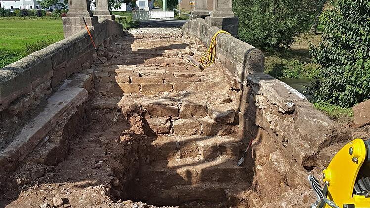 Da geht es in die Tiefe: Das Foto zeigt den derzeitigen Zustand der Brücke in Frickendorf.