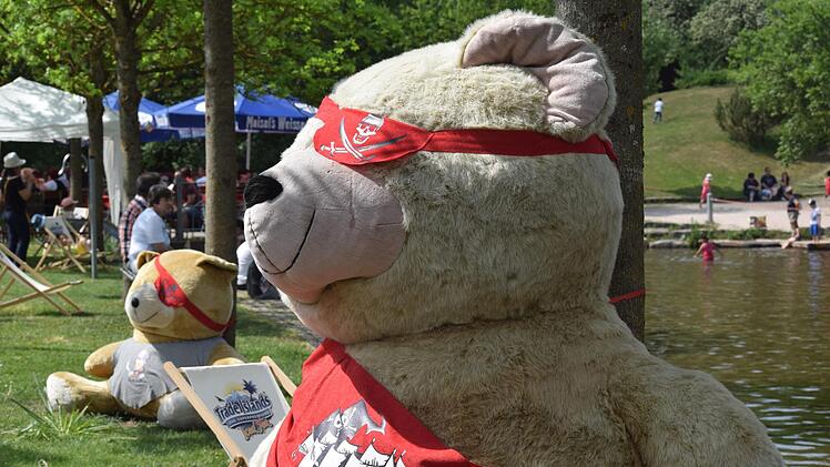 "Piraten ahoi" hie&szlig; es bei der diesj&auml;hrigen Spielzeugrallye im Freizeitpark Villeneuve-sur-Lot  -  deshalb haben sich auch gro&szlig;e Pl&uuml;schb&auml;ren dem Anlass entsprechend in Schale geworfen. Foto: Daniela Pondelicek