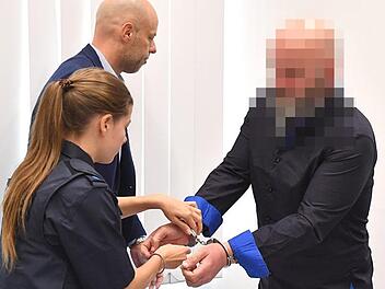 Winfried E. (rechts) wurde als der Drahtzieher hinter den Anschlägen im Rotlicht-Milieu zu sechseinhalb Jahren Haft verurteilt. Foto: Ronald Rinklef