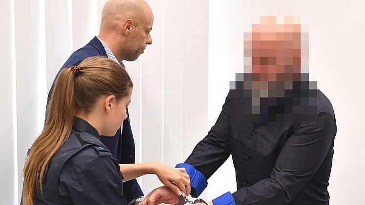 Winfried E. (rechts) wurde als der Drahtzieher hinter den Anschlägen im Rotlicht-Milieu zu sechseinhalb Jahren Haft verurteilt. Foto: Ronald Rinklef