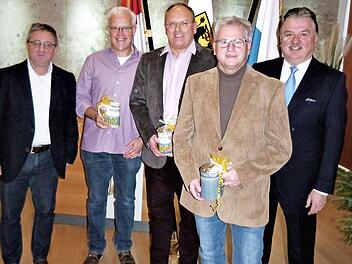 Eine Verabschiedung und zwei Ehrungen standen bei einer Personalfeier im Landratsamt Kulmbach im Mittelpunkt. Von links: Ulrich Wagner, Andreas Koller, Udo Kastner, Walter Erhardt und Landrat Klaus Peter Söllner. Foto: Werner Reißaus