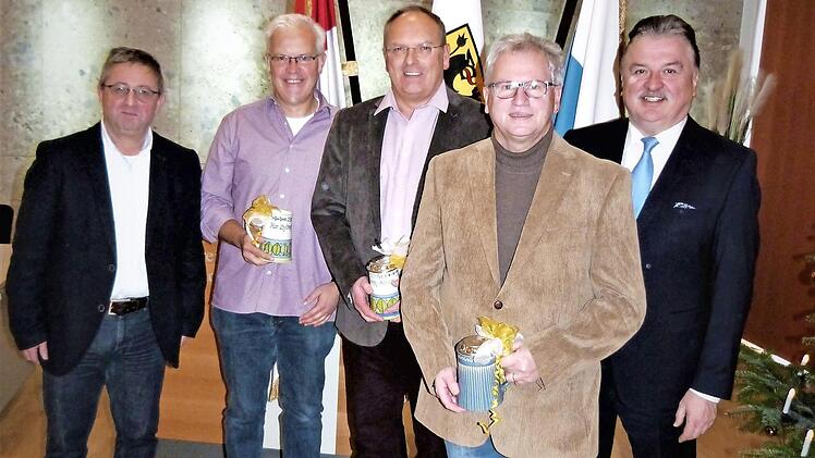 Eine Verabschiedung und zwei Ehrungen standen bei einer Personalfeier im Landratsamt Kulmbach im Mittelpunkt. Von links: Ulrich Wagner, Andreas Koller, Udo Kastner, Walter Erhardt und Landrat Klaus Peter Söllner. Foto: Werner Reißaus