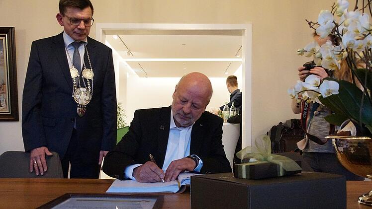 Hans-Josef Fell  trägt sich in das Goldene Buch der Stadt ein.  Foto: Arkadius Guzy
