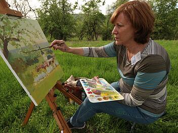 Rosemary Keßler aus Forchheim hält den idyllischen Blick auf die Pfarrkirche St. Kilian in Pretzfeld fest.  Josef Hofbauer