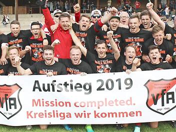 Über den Aufstieg freuen sich, hinten von links: Trainer Stefan Stretz, Matthias Grün, Kapitän Lukas Kundmüller, Jan Schmitt, Nico Derra, Dominik Hornung, Spielleiter Michael Jahna, Frank Zettelmeier, Daniel Then, Julian Persch, Torwarttrainer Stefan Persch, Michael Diem, Dominik Greul, Dennis Baumann, Alexander Frank, Lukas Persch, Spielleiter Johannes Rippstein; vorn von links: Stefan Greul, Michael Strätz, Timo Hofmann, Mirco Schmitt, Stefan Pflaum, Tobias Kundmüller, Jan Bühl, Ben Rippste...