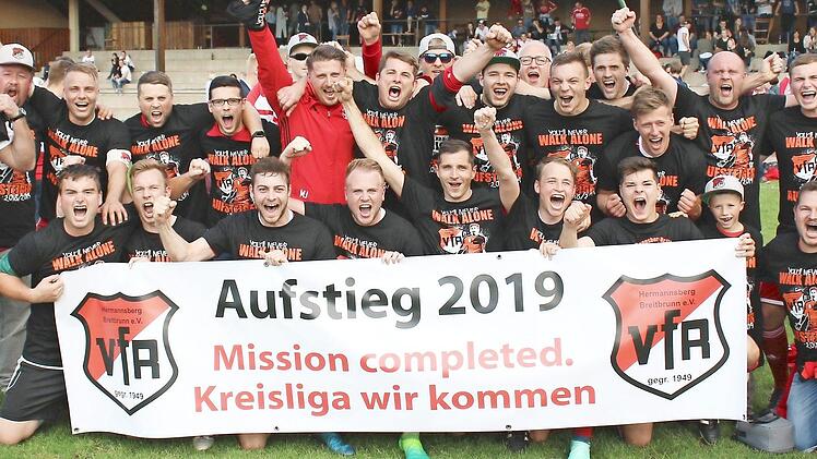 Über den Aufstieg freuen sich, hinten von links: Trainer Stefan Stretz, Matthias Grün, Kapitän Lukas Kundmüller, Jan Schmitt, Nico Derra, Dominik Hornung, Spielleiter Michael Jahna, Frank Zettelmeier, Daniel Then, Julian Persch, Torwarttrainer Stefan Persch, Michael Diem, Dominik Greul, Dennis Baumann, Alexander Frank, Lukas Persch, Spielleiter Johannes Rippstein; vorn von links: Stefan Greul, Michael Strätz, Timo Hofmann, Mirco Schmitt, Stefan Pflaum, Tobias Kundmüller, Jan Bühl, Ben Rippste...