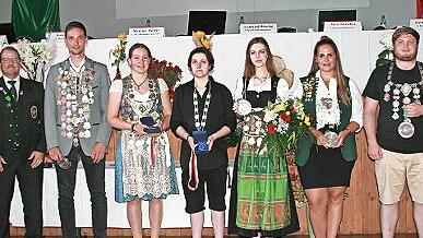 Das Bild zeigt 1. Bezirkssportleiter Volker Rühle (von links), 3. Bezirksschützenmeister Gottfried Hörning, Marcel Lehrmann, Hannah May, Melissa Hofmann, Bezirksschützenkönigin 2022 aus dem Schützengau Main-Spessart Michelle Find, Jennifer Beck, L...