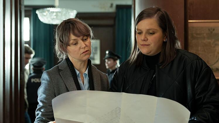 Lena Birkwald (Lisa Wagner, links) und Nicole Frahmers (Stefanie Reinsperger) fahnden in der Kargus Bank nach Verstecken.