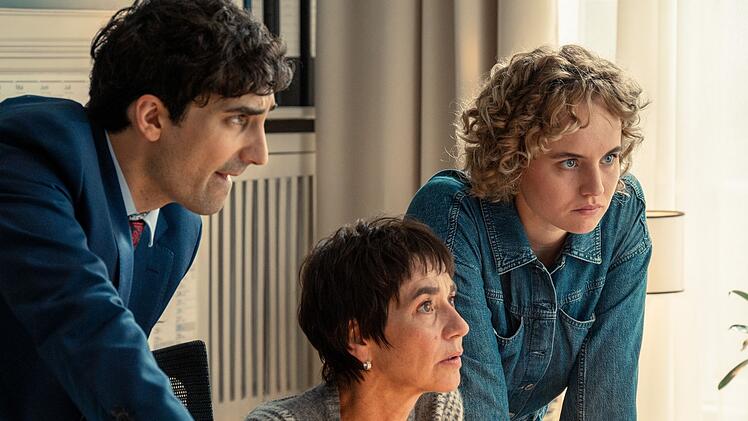 Noch ein bekanntes Gesicht aus der Originalserie: Anja Franke (Mitte) ist wieder als Anwaltsgehilfin Senta dabei - die gute Seele der Kanzlei, die zwischendurch auch mal ein bisschen "Berliner Schnauze" reinbringt.