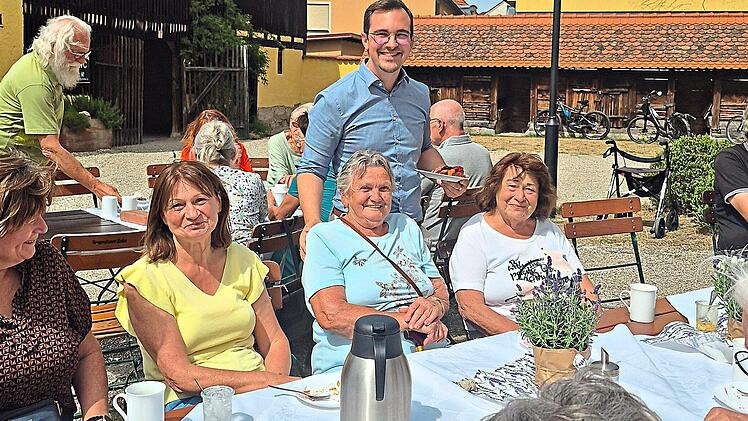 Rund 40 Seniorinnen und Senioren besuchten den Kaffeenachmittag in Adelsdorf &ndash; hier mit B&uuml;rgermeister Nico Kauper (Mitte stehend).Seniorenbeirat Adelsdorf
