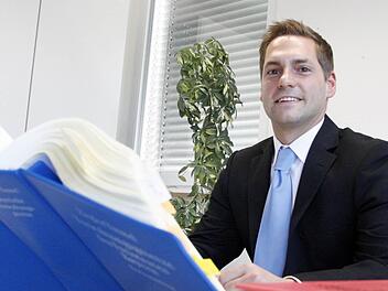 Das neue Gesicht im Landratsamt ist gleichzeitig das Jüngste: Jakob Daubner in seinem neuen Büro in Forchheim.  Foto: Annika Beyersdorff