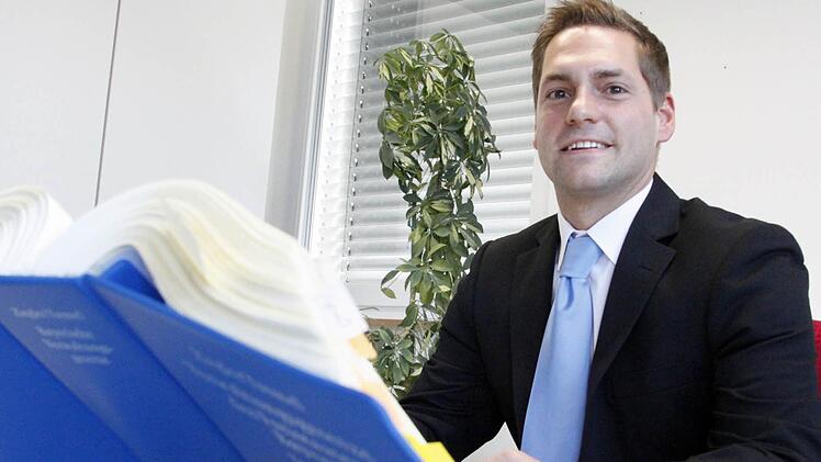 Das neue Gesicht im Landratsamt ist gleichzeitig das Jüngste: Jakob Daubner in seinem neuen Büro in Forchheim.  Foto: Annika Beyersdorff