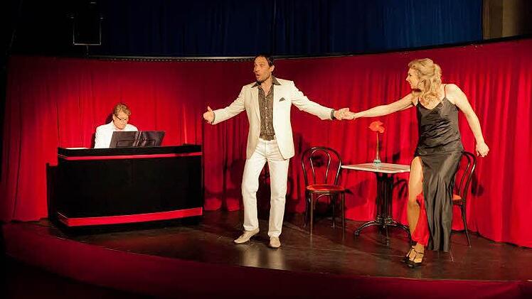 Im Treff des E.T.A.-Hoffmann-Theaters zu sehen ist noch bis 14. April "Die Liebe ist ein seltsames Spiel". Hier Franziska Ball als Kathrin mit ihrem Gesangspartner Manfred Stecher (Josef) und Thomas Erich Killinger am Klavier.  Fotos: Thomas Bachmann