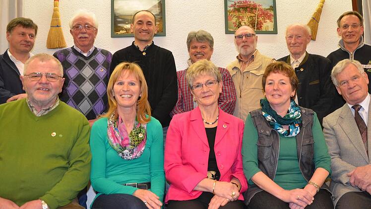 Ehrungen beim TSV Ebenhausen: Unser Bild zeigt (hinten, von links) Friedrich Karch, Alfred Schubert, Rainer Sauer, Jürgen Kuhn, Ludwig Erhard, Josef Hildenbrand und Hartmut Schreiber (Vorstand Sport) sowie (vorne, von links) Paul Herterich, Dagmar Dees, Uschi Fröhlig, Renate Bauer und Kurt Stiepani.