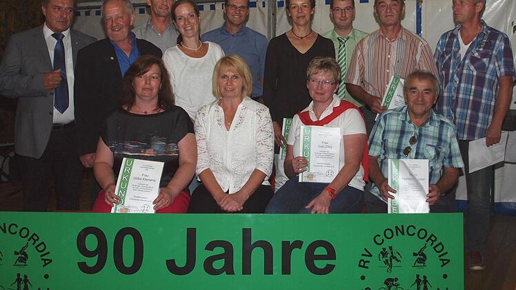 Der Vorsitzende Werner Leicht und der Ehrenvorsitzende Helmut Klemens (von links) sowie der 2. Vorsitzende Dominik Jäger (stehend 3. v. re.) ehrten zahlreiche Mitglieder für 25-jährige Mitgliedschaft.