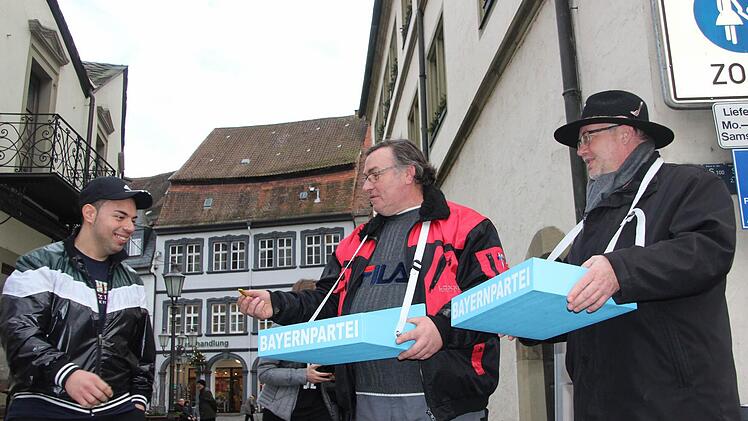 Belohnsystem: Harald Nagel und Uwe Hartmann locken die Passanten unter anderem mit "Zuckerle" an.