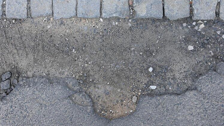 Löcher im Belag in der Hallstadter Straße i Bamberg... Foto: Matthias Hoch