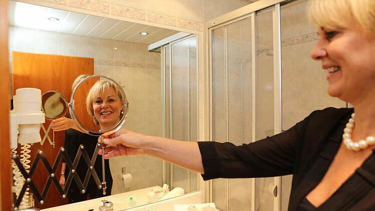 Dagmar Kirchner kam als Quereinsteigerin in die Hotelbranche. Mittlerweile weiß sie genau, welche Kriterien ein Vier-Sterne-Hotel erfüllen muss. Ein Schminkspiegel und ein Fön im Badezimmer gehören zum Beispiel dazu.  Fotos: Barbara Herbst