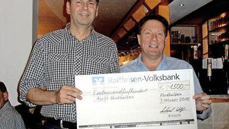 Obmann Michael Wolf (rechts) übergibt Marktgemeinderat Bernd Daum den riesigen Scheck. Foto: nn