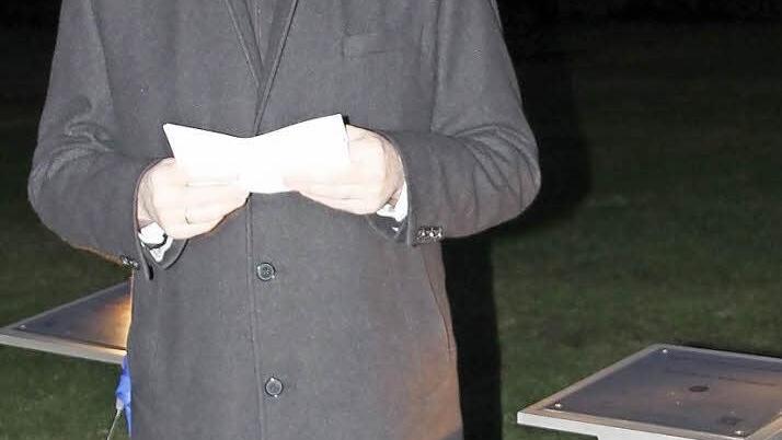 Albert Füracker am Geodätischen Referenzpunkt  Foto: Friedwald Schedel