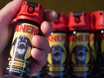 Reizgas-Sprays werden auch in Kronach vermehrt nachgefragt. Foto: Boris Roessler/dpa