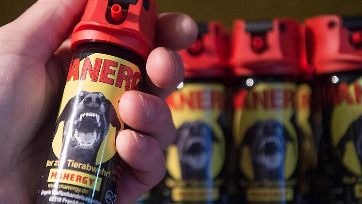 Reizgas-Sprays werden auch in Kronach vermehrt nachgefragt. Foto: Boris Roessler/dpa