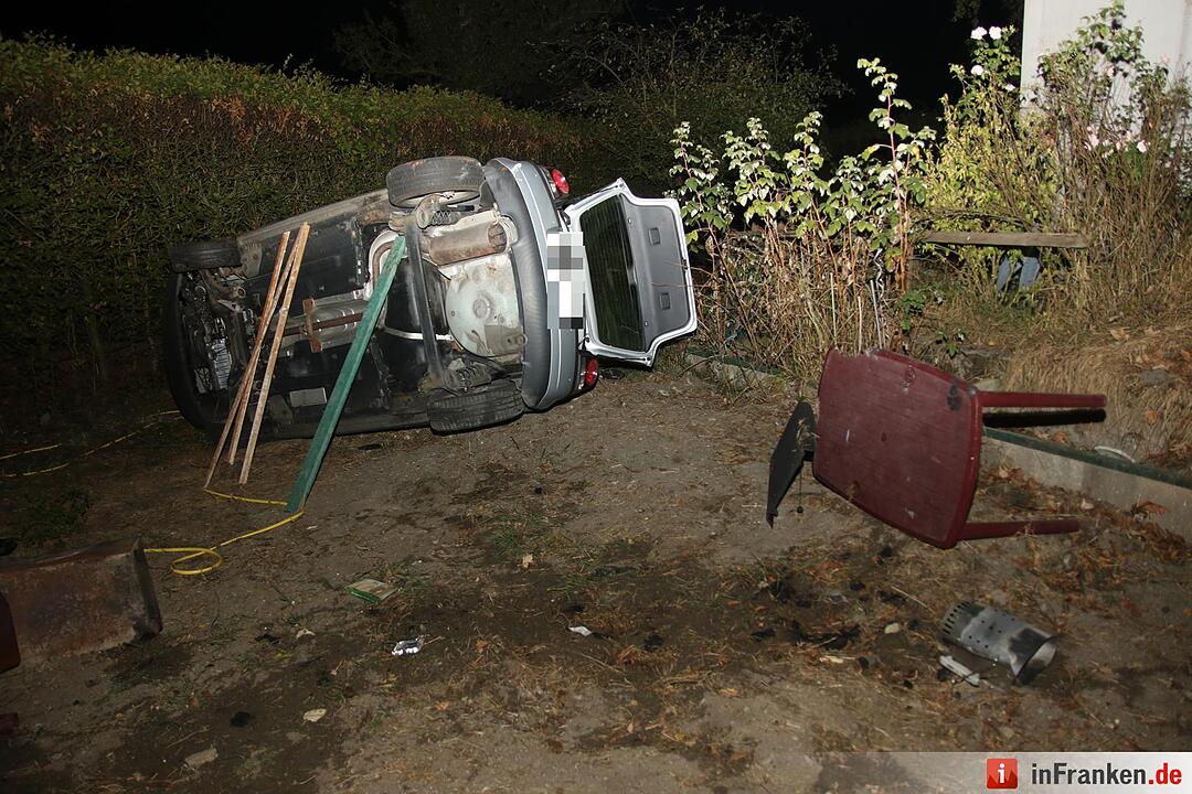 Kurioser Unfall: Auto crasht Grillfeier im Landkreis Coburg